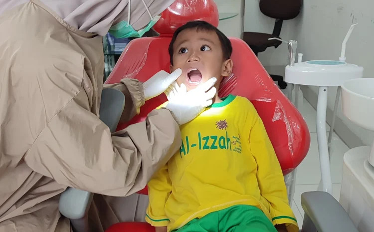  Belajar Menjaga Kesehatan Gigi Sejak Dini, KB Islam Al Izzah Kunjungi Klinik Watumas