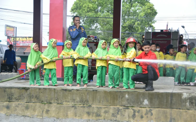  Jadi Pemberani Bersama Pemadam Kebakaran